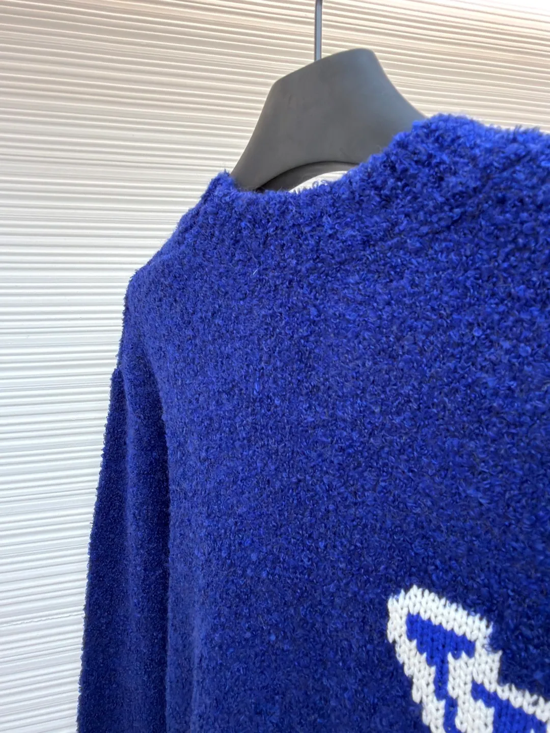 LOUIS VUITTON double-sided intarsia sweater ●Original version: purchased and developed for 9999 ●Item number: 1680924-A85 ●Fabric: wool blended fabric ●Technology: knitted intarsia production ●Version: fitted version ●Weight: about 620 grams ●Size: S-M-L-XL ●Description: Made of custom-woven and dyed sheep wool 65% cotton% 20 Spandex 15%. The special washing process is very soft and skin-friendly. It has 7 knitting workers. The thickness of each stitch of the inlay on the clothing logo is consistent with ZP. The back logo is mirror inlay. This crew-neck sweater is made of a blend of sheep wool and yak hair, and uses thick yarn to create a comfortable texture. The contrasting LV logo is integrated into the knitted fabric, and the mirror-effect logo is cleverly displayed on the rear. The casual and elegant design makes it easy to style your weekend look. The overall wiring is straight and delicate, the fabric is comfortable and soft, and the color is consistent without color difference. It can be matched with the same style to create a fashionable look and control various occasions. Customized accessories, complete with three standards, same style for men and women!